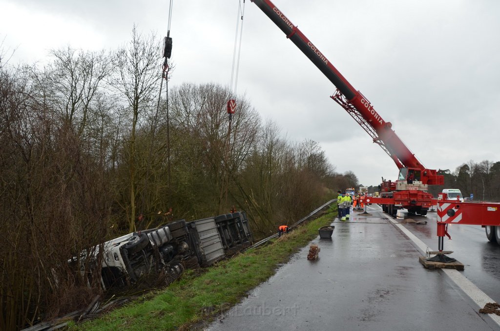 VU LKW umgestuerzt A 3 Rich Frankfurt AS Koenigsforst P275.JPG - Miklos Laubert